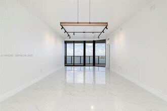 Building Photo - 700 NE 24th St