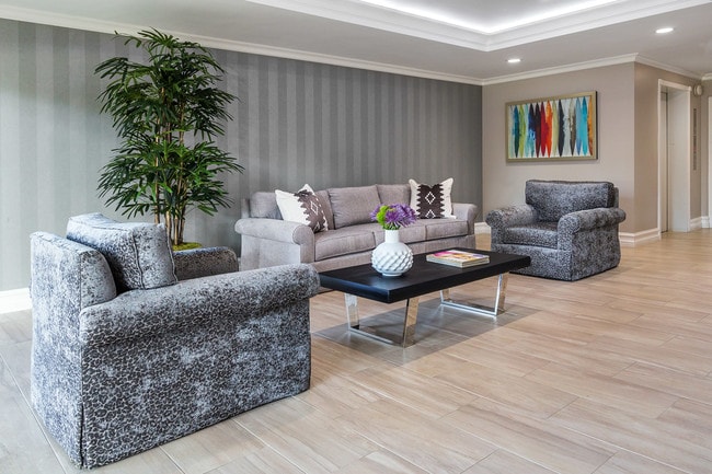 Foto del edificio - Burton Plaza..Gorgeous Newly Remodeled Studio..Prime Location!