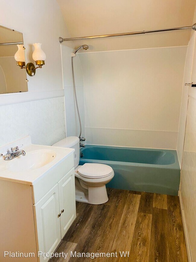 Building Photo - 1005 E 7th St