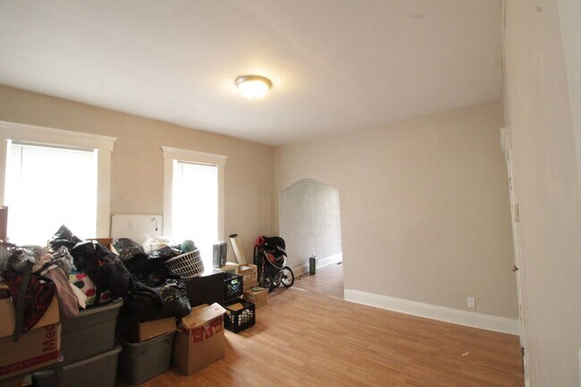 Building Photo - Updated 3 Bedroom 1.5bth Single Family