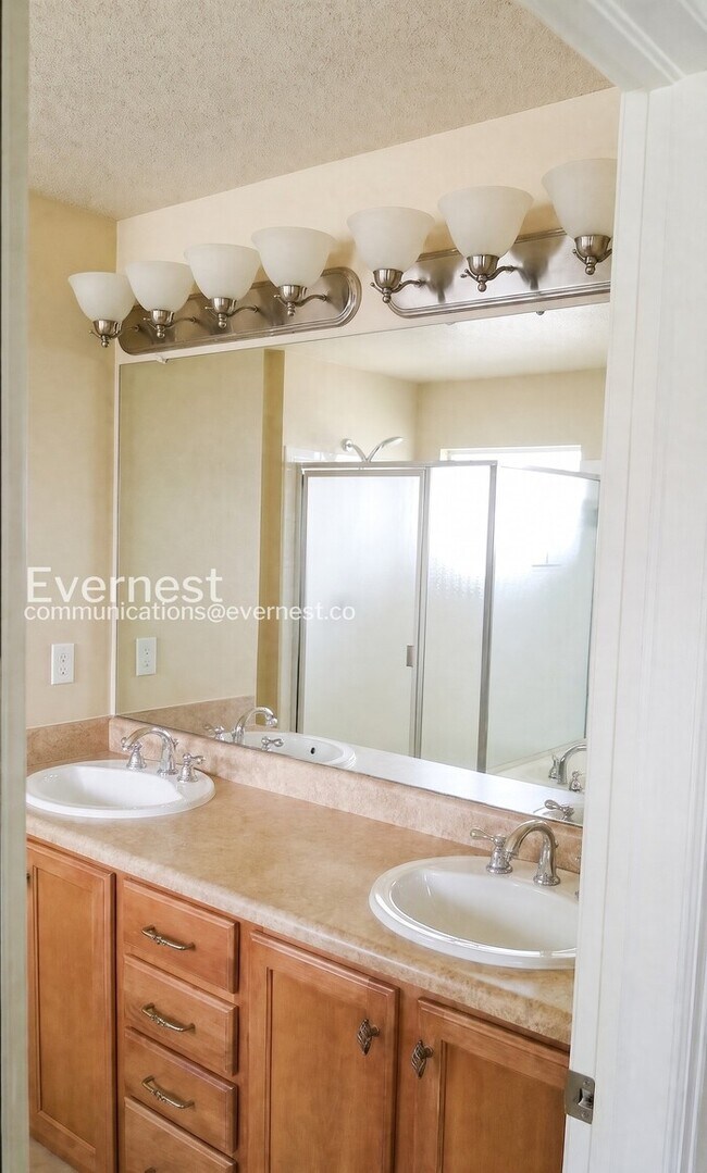 Foto del edificio - 3 Bed/3 Bath Home with Fenced Yard & Garage / Available Soon!