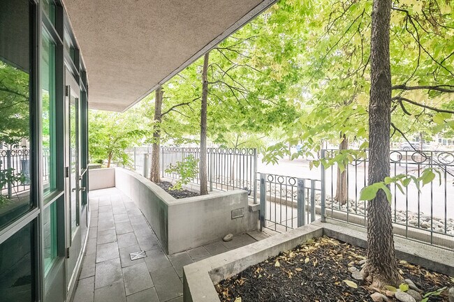 Building Photo - 209 Fort York Blvd