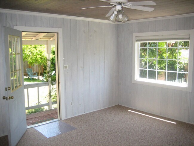 Building Photo - 1Br/1Ba Cozy Cottage Studio with Lots of Y...