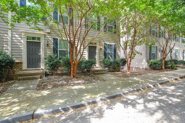 Building Photo - 2-bedroom end-unit w/ Bonus room!