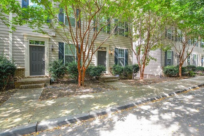 Foto del edificio - 2-bedroom end-unit w/ Bonus room!