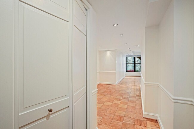 Foto del edificio - Beautiful One Bedroom in the Heart of Foggy Bottom| Water and Gas Included!