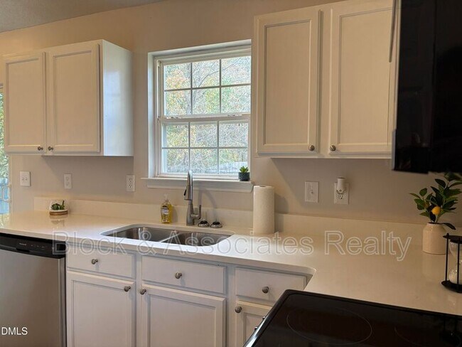 Foto del edificio - 144 Holly Mountain Rd