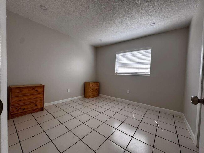 Foto del edificio - 933 SW 16th Pl