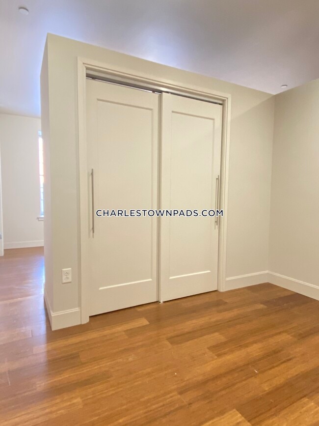 Building Photo - 33 3rd Ave