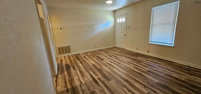 Foto del edificio - 521 W Inwood Dr