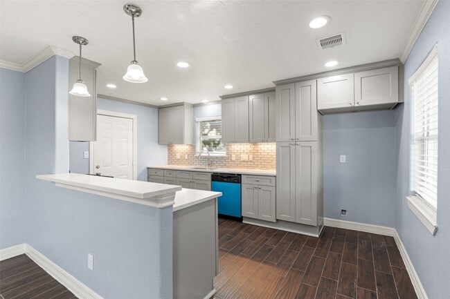 Building Photo - 2106 22nd Ave N