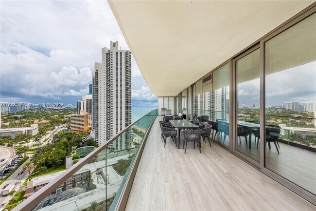 Foto del edificio - 18975 Collins Ave