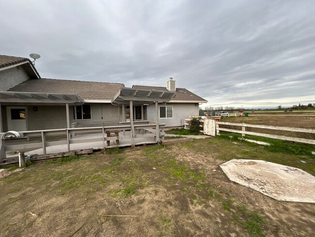 Building Photo - Country home with 4th bedroom/living space separate from main home