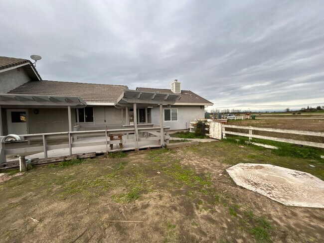 Foto del edificio - Country home with 4th bedroom/living space separate from main home