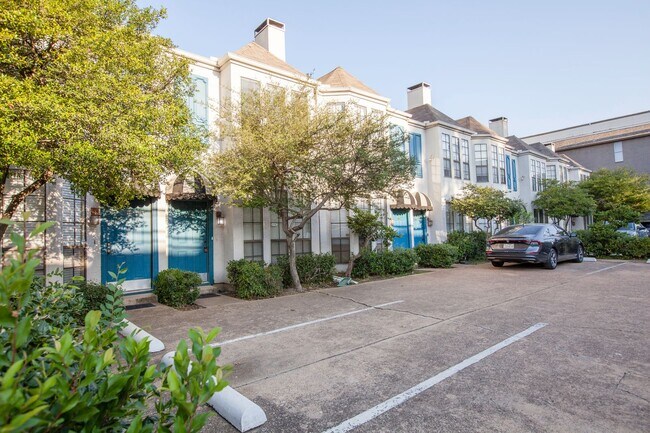 Foto del edificio - Dallas Townhome with Reserved Parking
