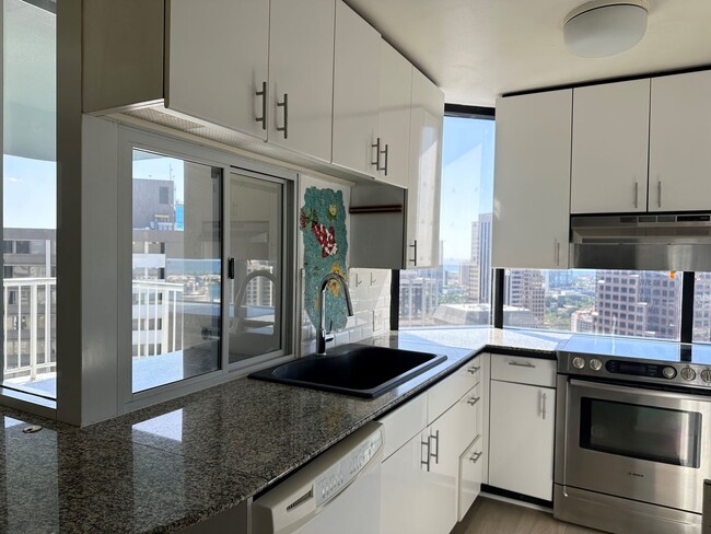 Foto del edificio - Pet Friendly Honolulu Park Place 2BR/2BA/2...