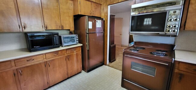 Foto del edificio - 2-bedroom, 1-bath partially furnished home