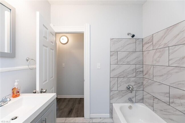 Foto del edificio - 3121 W 11th St
