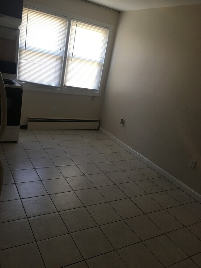 Building Photo - 16 Day St