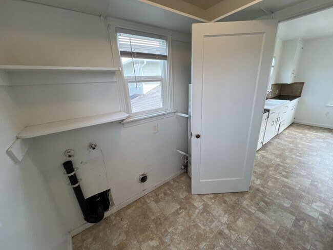 Building Photo - 1611-1613 7th [PRM: Sasha] (2)