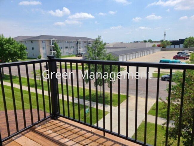 Foto del edificio - 2 Bedroom top floor with balcony