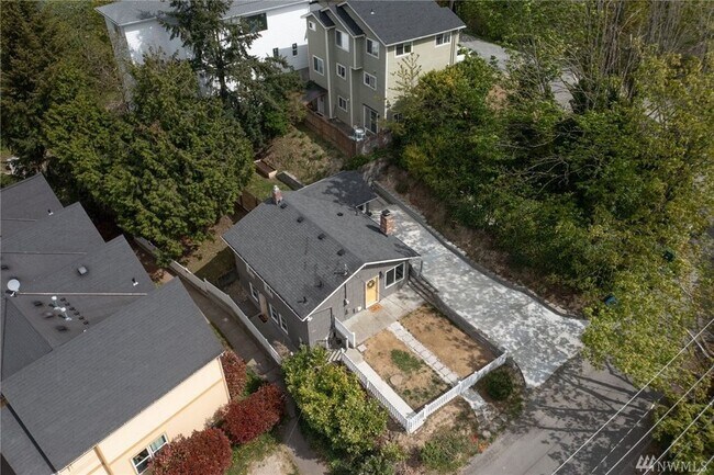 Overhead view of house, Unit B Entrance is below - 840 SW Holden St