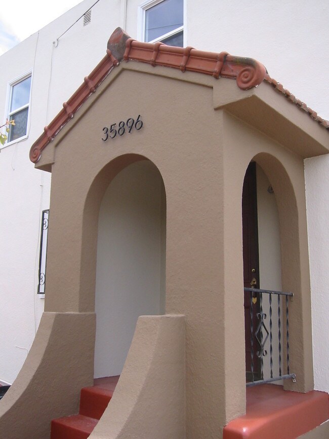 Building Photo - 3 Bedroom, 1 Bath with 2 car Garage