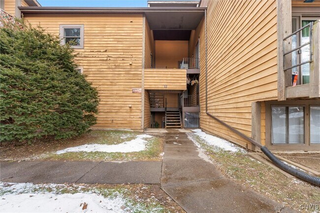 Foto del edificio - 576 Village Blvd N