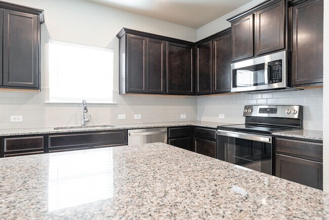 Building Photo - Stunning 4-Bedroom Home in Villages of Wes...