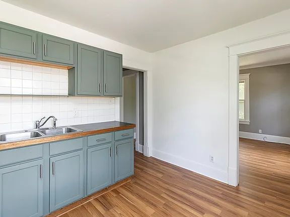 Foto del edificio - "Charming 2-Bedroom Gem with Ample Space on Cottage Grove Avenue!"