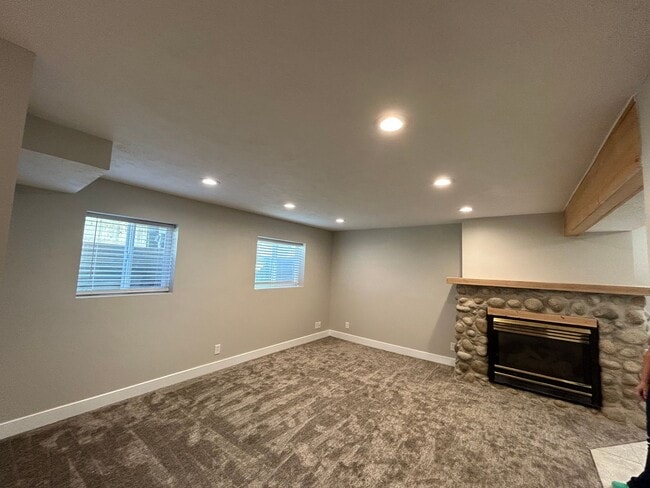 Building Photo - 2 Bedroom 1 Bathroom Basement Apartment