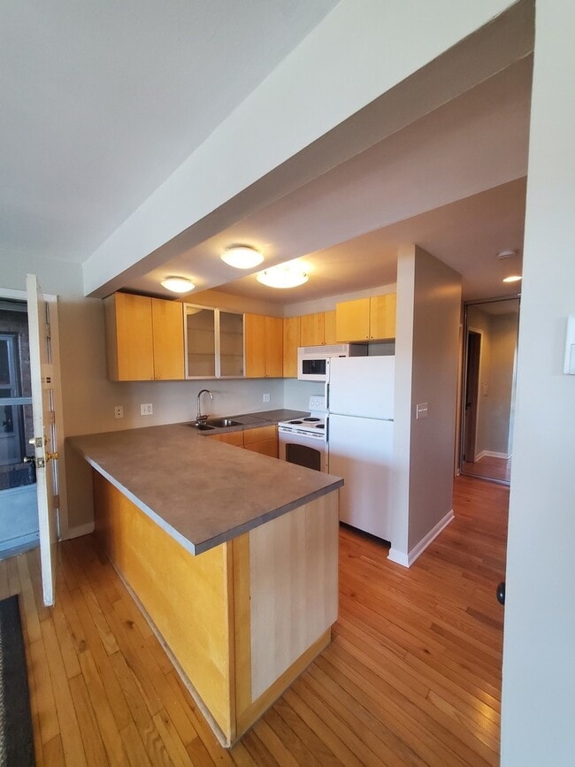 Building Photo - 5506 E Lake Dr