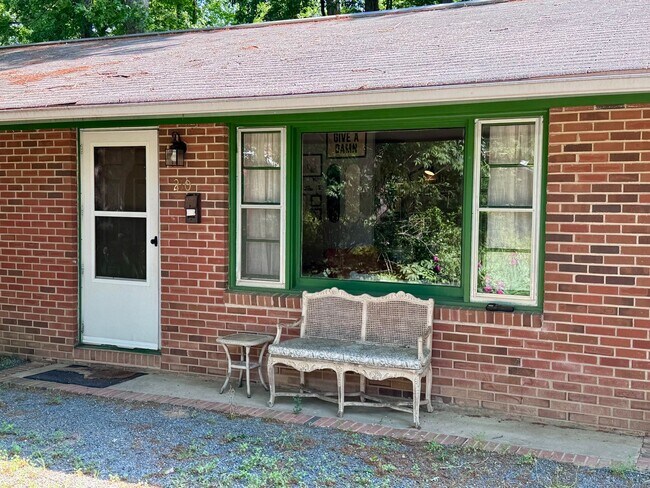 Foto del edificio - Charming Ranch in Carrboro with Beautiful ...