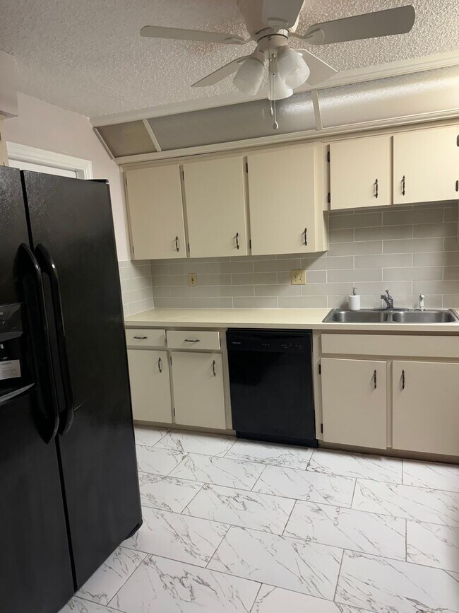 Foto del edificio - Two bedroom two bathroom townhome!