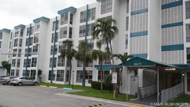 Foto del edificio - 200 177th Dr