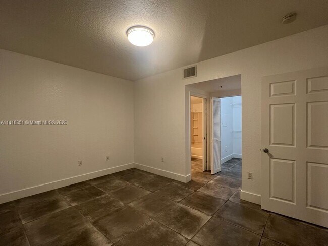 Foto del edificio - 6692 W Sample Rd