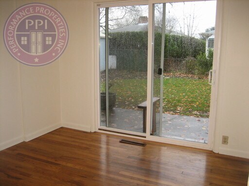 Foto del edificio - Pet Friendly South Tabor Home. Hardwood Floors! Huge Fenced back yard!  No Deposit With Rhino!