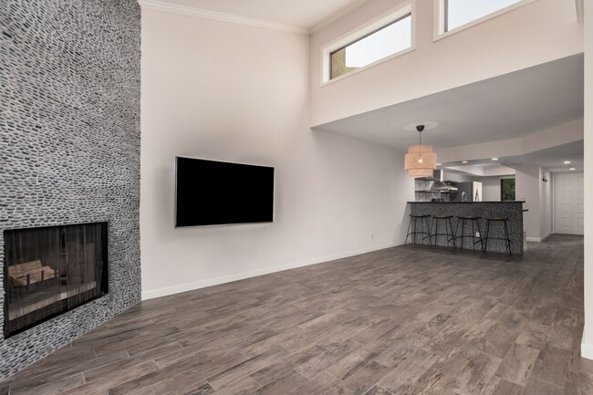 Building Photo - Stylish 2 Bed, 2 Bath Oasis in the Heart o...