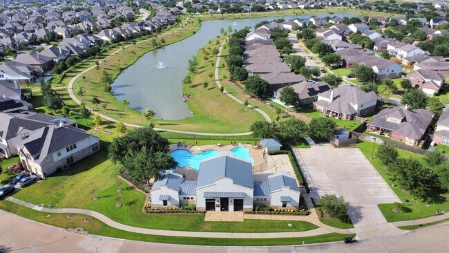 Foto del edificio - 8227 Running Brook Ln