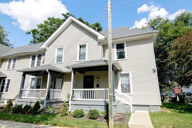 Classic Remodeled Townhome in Windsor Park - Classic Remodeled Townhome in Windsor Park