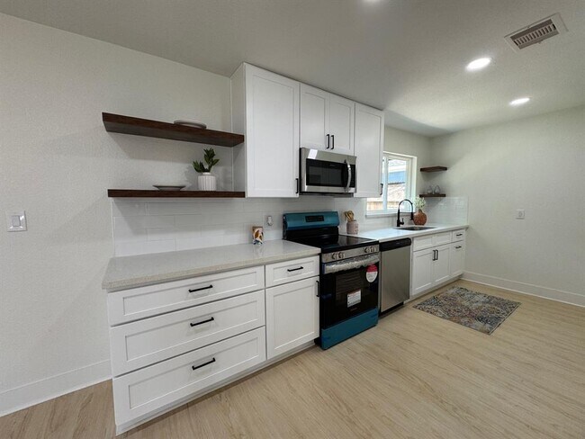 Foto del edificio - 2110 Garvey Dr
