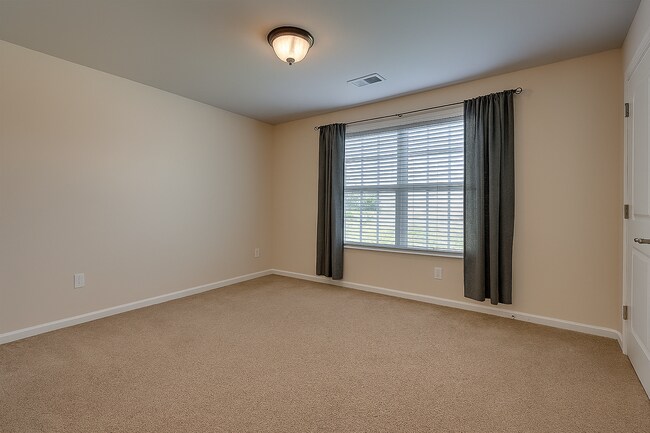 Foto del edificio - 213 Spring Gardens Dr