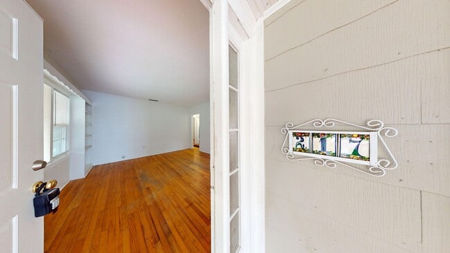 Building Photo - Charming 2 Bedroom/ 1 Bathroom Home with D...