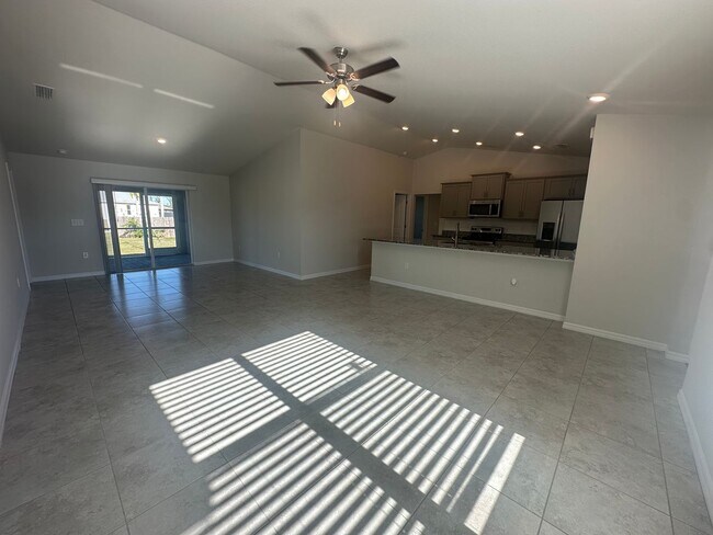 Foto del edificio - NE Cape Coral- Gator Circle Home- 4 Bedroom 2 Bathrooms 3 Car Garage