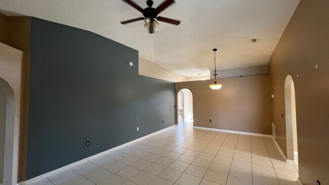 Foto del edificio - Bright & Spacious 4-Bedroom Pet-Friendly H...