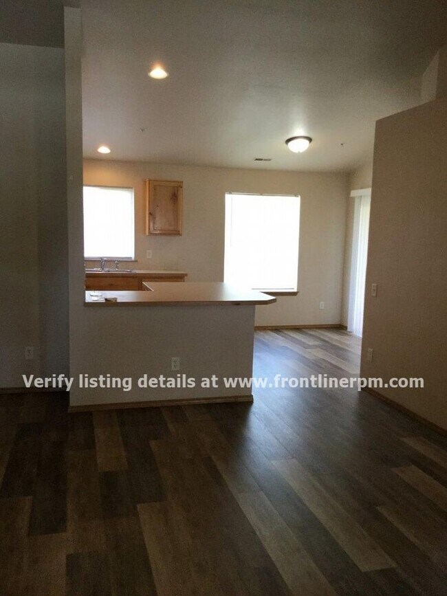 Building Photo - Nice unit updated