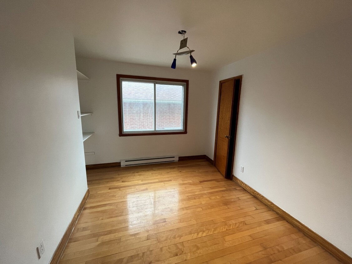 Primary Photo - 8570 Rue De Teck