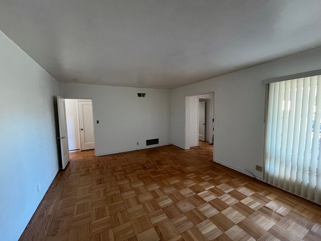 Foto del edificio - 3 bedroom house with garage close to downt...