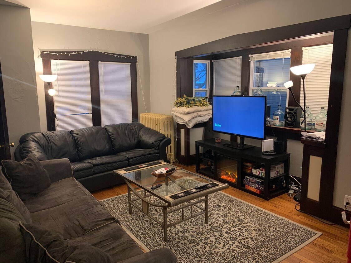 Foto principal - Maryland 6Bdrm House blocks from UWM Campus