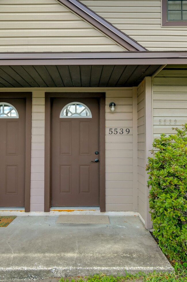 Foto del edificio - Beautiful 2BR/1.5BA Townhome for rent Near...